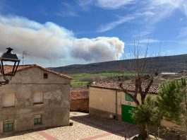 La nube del incendio de Ocentejo desde La Riba de Saelices, donde aún sigue vivo el recuerdo del desastre de 2005. (Foto: Ayto. de Riba de Saelices)