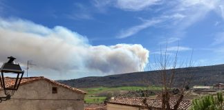 La nube del incendio de Ocentejo desde La Riba de Saelices, donde aún sigue vivo el recuerdo del desastre de 2005. (Foto: Ayto. de Riba de Saelices)