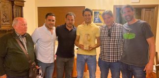 Roca Rey recibe un premio en Guadalajara Directivos de la asociación Romancos al Campo, con Andrés Roca Rey, al que entregaron su trofeo.