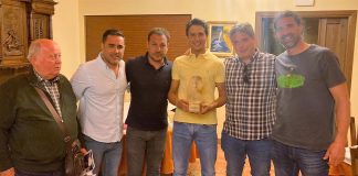 Directivos de la asociación Romancos al Campo, con Andrés Roca Rey, al que entregaron su trofeo.