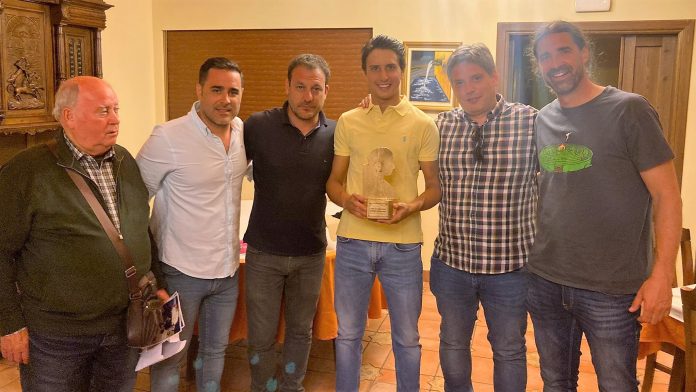 Directivos de la asociación Romancos al Campo, con Andrés Roca Rey, al que entregaron su trofeo.
