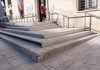 La escalera de acceso al Infantado por el Museo de Guadalajara luce así, dos meses y 40.000 euros después del inicio de los trabajos para su sustitución. (Foto: La Crónic@)