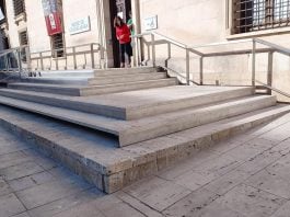 La escalera de acceso al Infantado por el Museo de Guadalajara luce así, dos meses y 40.000 euros después del inicio de los trabajos para su sustitución. (Foto: La Crónic@)