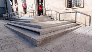 La escalera de acceso al Infantado por el Museo de Guadalajara luce así, dos meses y 40.000 euros después del inicio de los trabajos para su sustitución. (Foto: La Crónic@)