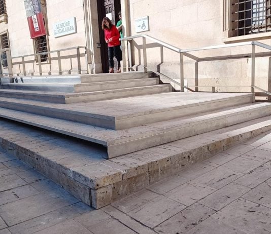 La escalera de acceso al Infantado por el Museo de Guadalajara luce así, dos meses y 40.000 euros después del inicio de los trabajos para su sustitución. (Foto: La Crónic@)