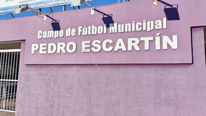 Acceso principal al campo de fútbol 