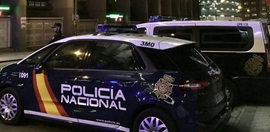 Desde un pueblo de Guadalajara se estafaba por media España Vehículos de la Policía Nacional durante una operación.