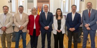 Autoridades presentes en el anuncio de la 310 vivienda para alquiler.