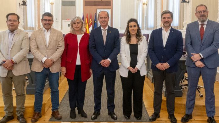 Autoridades presentes en el anuncio de la 310 vivienda para alquiler.