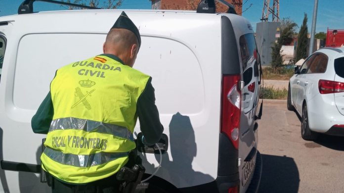 Uno de los agentes asignados al nuevo servicio fiscal de la Guardia Civil en Guadalajara.