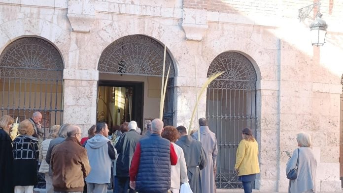 Los fieles acceden al interior de la iglesia del Carmen, en Guadalajara, el Domingo de Ramos de 2023. (Foto: La Crónic@)
