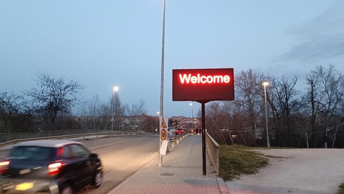 Uno de los paneles, todavía en su actual estado fallido, saludando en inglés a los conductores el pasado mes de febrero de 2023. (Foto: La Crónic@)