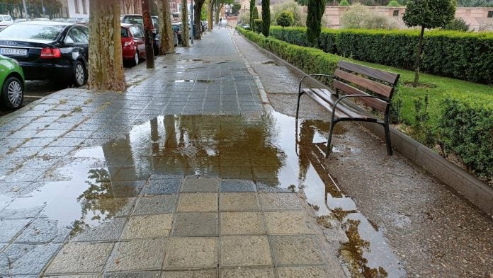 Charco en una calle de Guadalajara. (Foto: La Crónic@)