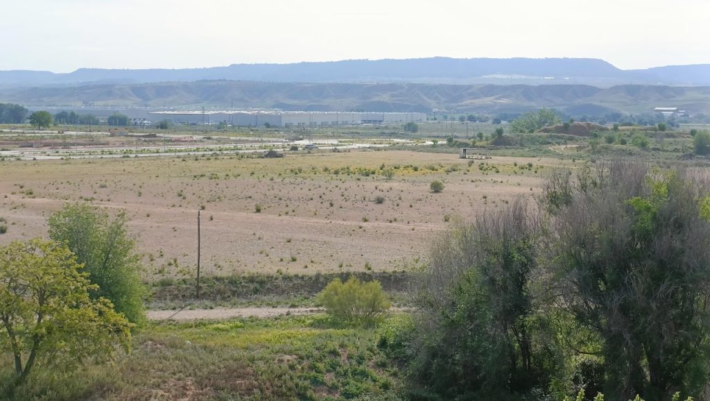 Un yermo baldío sigue siendo la parcela cedida por el Ayuntamiento de Alovera la promotora de la anunciada playa tropical con agua del grifo. (Foto: La Crónic@)