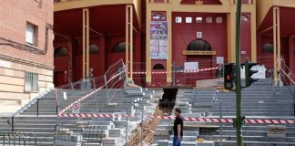 Las obras de Red de Calor han partido la mitad la escalera de la plaza de toros de Guadalajara este mes de abril de 2023. (Foto: La Crónic@)