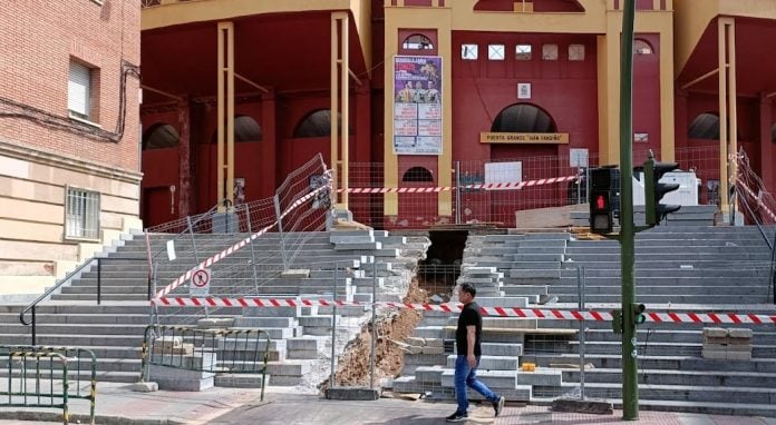 Las obras de Red de Calor han partido la mitad la escalera de la plaza de toros de Guadalajara este mes de abril de 2023. (Foto: La Crónic@)
