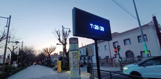 Panel informativo limitado a reloj urbano el 10 de abril de 2023. (Foto: La Crónic@)