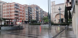 Lluvia en la plaza de Santo Domingo a primera hora del sábado, 22 de abril de 2023. (Foto: La Crónic@)