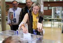 Ana Guarinos, en el momento de depositar su voto este 28 de mayo de 2023.