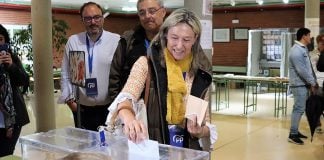 Ana Guarinos, en el momento de depositar su voto este 28 de mayo de 2023.