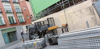 Acopio de material para empezar la demolición de la fachada del "Maragato", en imagen del 12 de mayo de 2023, primer día de campaña electoral. (Foto: La Crónic@)