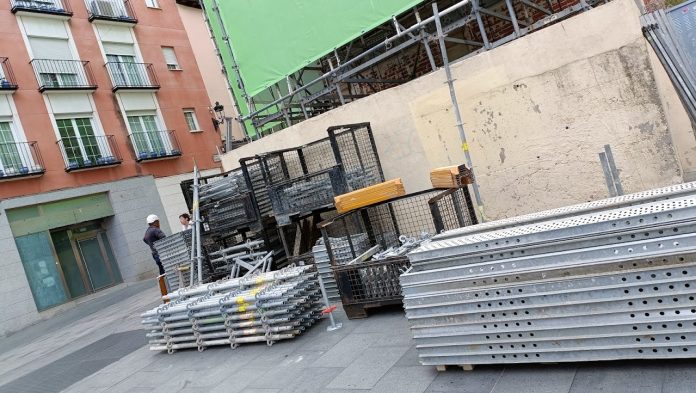 Acopio de material para empezar la demolición de la fachada del 