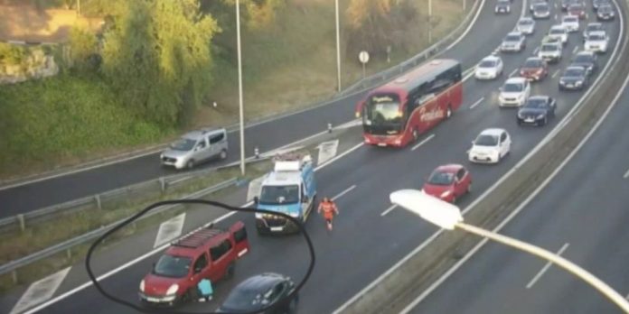 Imagen publicada del incidente, a partir de una de las cámaras de la DGT en la salida de Madrid por la A-2.