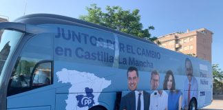 En el exterior del autobús electoral han "decapitado" a los líderes del PP.