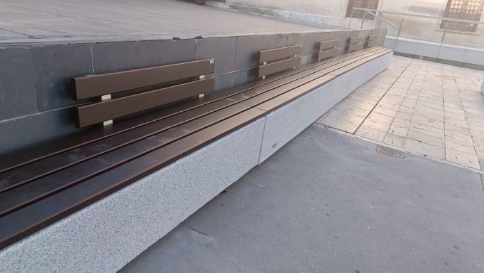 En pocos días se han repuesto los bancos de la Plaza de España, que tanto deterioro presentaban en los últimos años. (Foto: La Crónic@)