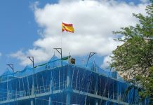 Bandera de España ondeando, a mediados de mayo de 2023, en la obra de un edificio en la Plaza de Santo Domingo, en Guadalajara. (Foto: La Crónic@)