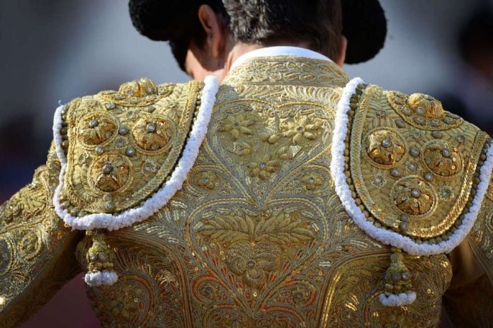 Bordados de un traje de luces, en fotografía de archivo.