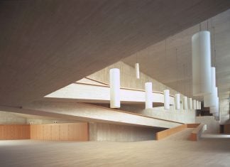 Te enseñan por dentro el Teatro Buero Vallejo Vestíbulo del Teatro Auditorio Buero Vallejo.