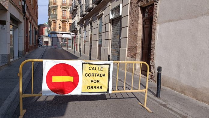 Una de las calles que han sido cortadas este lunes cerca de Miguel Fluiters. (Foto: La Crónic@)