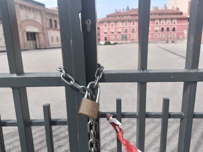 Acceso, cerrado, a la campa del Mercado de Abastos, una instalación infrautilizada a pesar del millón de euros gastado en su reforma hace cuatro años. (Foto: La Crónic@)