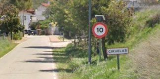 Una de las entradas al pequeño pueblo de Ciruelas. (Foto: Google Maps)