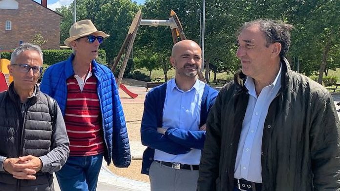 Díaz Pérez, junto al cabeza de lista de Ciudadanos, Israel Marco, este lunes en La Chopera.