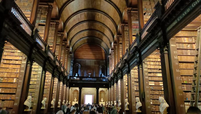 La sala larga de la Old Library del Trinity College, en Dublín. (Foto: La Crónic@)