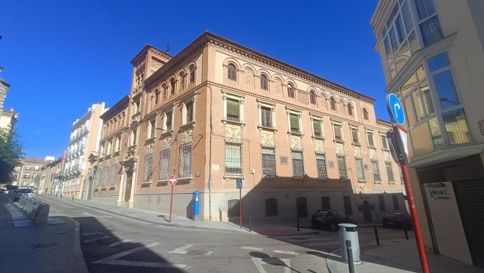 Vista general del edificio de Correos en la calle Teniente Figueroa en mayo de 2023. (Foto: La Crónic@)