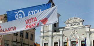Fachada del Ayuntamiento de Guadalajara durante la pasada campaña electoral delo 28M. (Foto: La Crónic@)