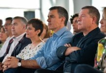 Page «pasa» de cruzarse con Sánchez este sábado en Fuenlabrada La imagen es de la campaña de 2023, en un acto electoral.