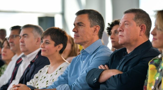 La imagen es de la campaña de 2023, en un acto electoral.