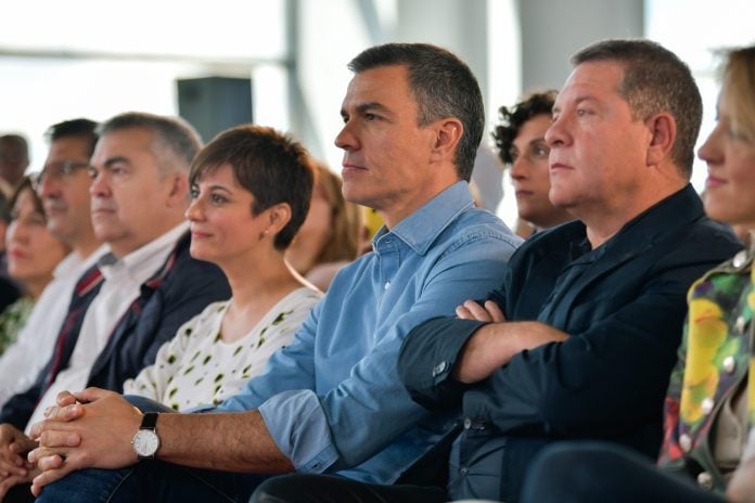 La imagen es de la campaña de 2023, en un acto electoral.