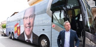 García-Page ha compartido autobús electoral este miércoles con los periodistas que siguen su campaña. (Foto: EP)