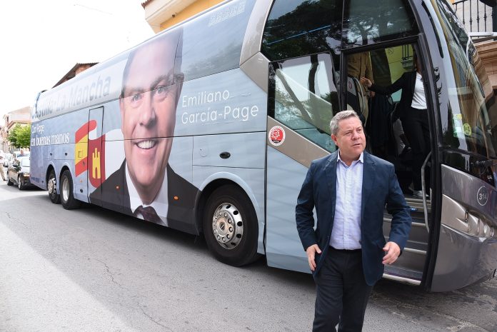 García-Page ha compartido autobús electoral este miércoles con los periodistas que siguen su campaña. (Foto: EP)
