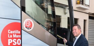 De campaña en el «Pagebús»: 8.000 kilómetros de curiosidades Emiliano García-Page, preparado para continuar ruta en su autobús electoral.