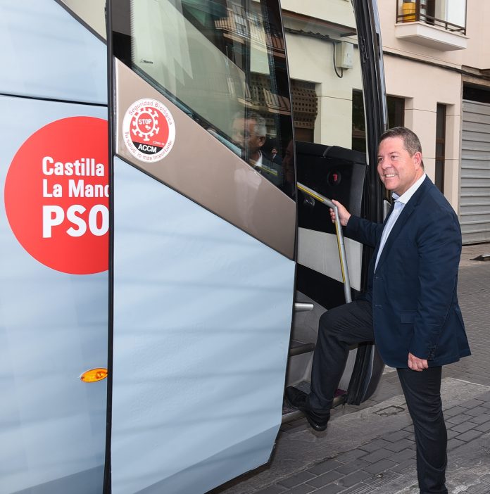 Emiliano García-Page, preparado para continuar ruta en su autobús electoral.