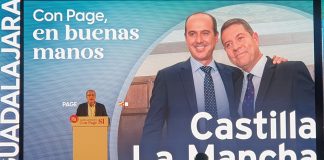 Rojo pide «ayuda» ante Page para seguir como alcalde Un momento de la intervención de Alberto Rojo este domingo en el mitin del PSOE en Guadalajara.