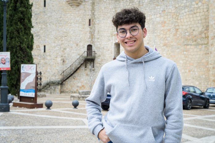 Marco Aguado posa ante el castillo de Torija. (Foto: EP)