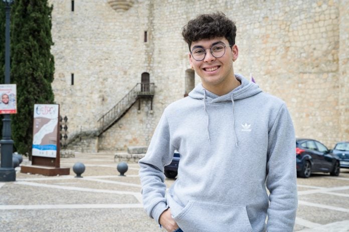 28M.- Marco, el candidato más joven de CLM, se presenta por PSOE en Torija y tendrá 18 años y 33 días a la hora de votar Marco Aguado posa ante el castillo de Torija. (Foto: EP)