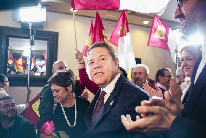 El candidato del PSOE a la Presidencia de Castilla-La Mancha, Emiliano García-Page, a su llegada a realizar el seguimiento de la jornada electoral en el cigarral del Ángel Custodio, el 28 de mayo de 2023, en Toledo. (Foto: EP)